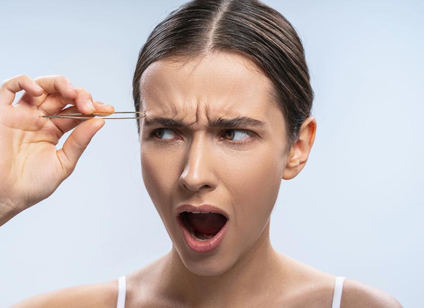 Lông mày bị nhổ quá nhiều