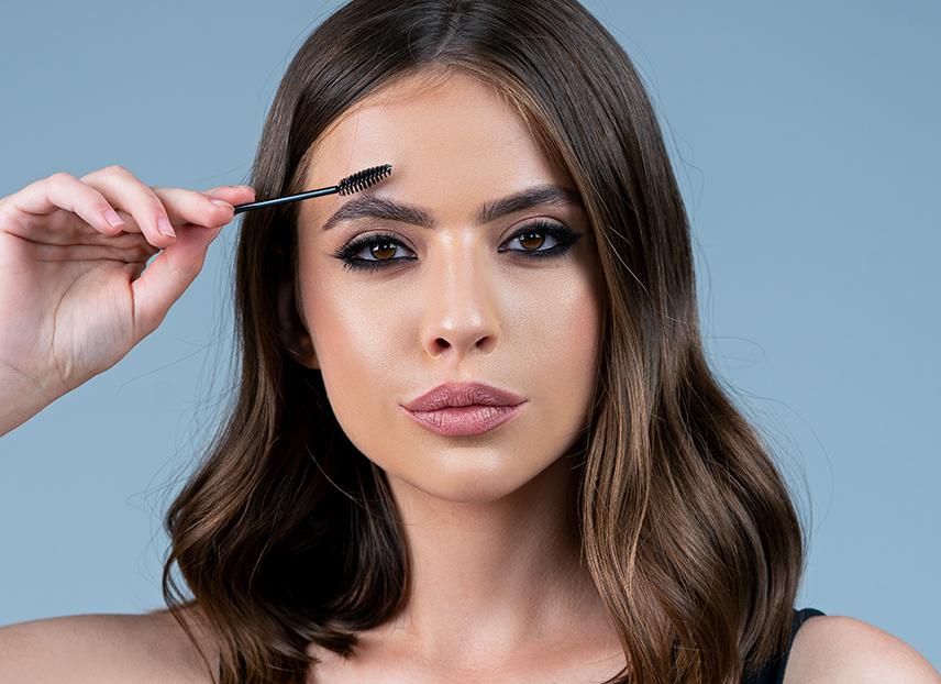 Làm sao để tạo kiểu và chải chuốt lông mày dày?